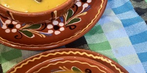 Beitragsbild des Blogbeitrags Sellerie-Kürbissuppe mit Knoblauch-Kürbiskerncroutons