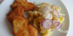 Beitragsbild des Blogbeitrags Bärlauchliebe: Panierte Hühnerfilets und Erdäpfelsalat mit Bärlauchsalz 