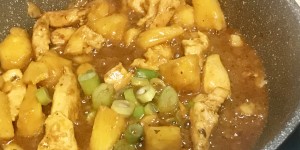 Beitragsbild des Blogbeitrags Hendl Curry mit frischer Ananas und Frühlingszwiebel 