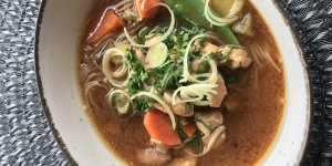 Beitragsbild des Blogbeitrags Miso-Hendlsuppe mit Gemüse, Reisnudeln und Bärlauch