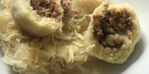Beitragsbild des Blogbeitrags Selchfleischknödel mit Sauerkraut