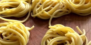 Beitragsbild des Blogbeitrags Obers trifft Sahne: Spaghetti, Tomatensoße und ganz überraschende Klopse 