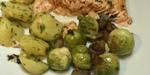 Beitragsbild des Blogbeitrags Backofenlachs mit Speck-Kohlsprossen und Erdäpfeln
