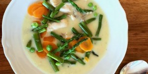 Beitragsbild des Blogbeitrags Ragout vom Huhn mit Frühlingsgemüse von Obers trifft Sahne 