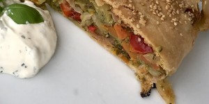 Beitragsbild des Blogbeitrags Köstliches Strudelrezept: Gemüsestrudel mit Schinken und Bärlauchpesto