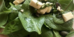 Beitragsbild des Blogbeitrags Köstlicher Babyspinat Salat mit Salzkapern und Dirndl Balsam 