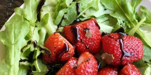 Beitragsbild des Blogbeitrags Mein kleiner Luxus: Erdbeersalat mit Sommertrüffel 