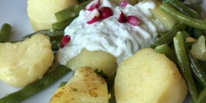 Beitragsbild des Blogbeitrags Veggie Rezept: Fisolen mit Erdäpfeln und Gurken-Radieserl Dip 