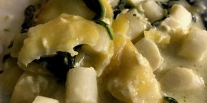 Beitragsbild des Blogbeitrags Obers trifft Sahne: Kartoffelgratin mit Spinat und Spargel 