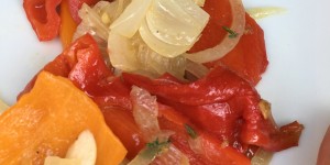 Beitragsbild des Blogbeitrags Sommerrezepte: Antipasti mit Paprika, Zwiebel und Knoblauch 