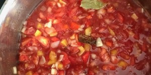 Beitragsbild des Blogbeitrags 5 Gewürze Ketchup Rezept von Obers trifft Sahne 