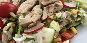 Beitragsbild des Blogbeitrags Sommerrezepte: Bunter Salat mit Ingwer Hendl 