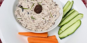 Beitragsbild des Blogbeitrags Mezze Rezept: Schafskäsedip mit Oliven und Zitrone