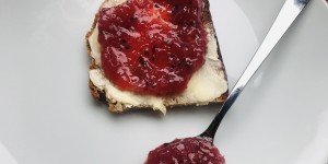 Beitragsbild des Blogbeitrags Und noch ein Marmeladen Rezept: Stachelbeer mit Rosensirup 