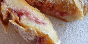 Beitragsbild des Blogbeitrags Feiertagskuchen ;-) vom 14. Mai – Topfen-Gries-Erdbeerstrudel