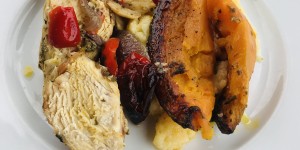 Beitragsbild des Blogbeitrags Aromatisches Gemüsehendl aus dem Ofen mit Kräuterpolenta