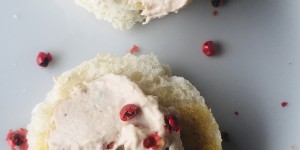 Beitragsbild des Blogbeitrags Crostini mit Robiola-Thunfisch Creme und rotem Pfeffer