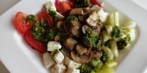 Beitragsbild des Blogbeitrags Salatzeit: Bunter Salat mit Feta und braunen Champignons, Kräuterdressing