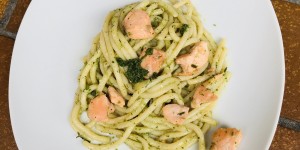 Beitragsbild des Blogbeitrags Pasta mit frischem Lachs und hausgemachtem Kräuter-Olivenöl – International Pasta Day