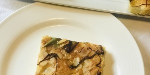 Beitragsbild des Blogbeitrags Birnenkuchen mit Pistazien- und Haselnusstopping