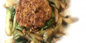 Beitragsbild des Blogbeitrags Vegetarisch: Rote Linsen Laibchen mit Pak Choi Gemüse 