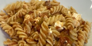 Beitragsbild des Blogbeitrags Pasta: Fusilli mit Speck, Feta und Stangensellerie