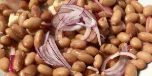 Beitragsbild des Blogbeitrags Bohnensalat Rezept mit roten Zwiebeln und Kürbiskernöl