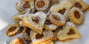 Beitragsbild des Blogbeitrags Einfache Vanille-Butterkekse mit Marillenmarmelade 