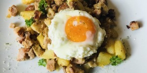 Beitragsbild des Blogbeitrags Schweinsbratengröstl mit Spiegelei und hausgemachtem Selleriesalz