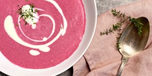 Beitragsbild des Blogbeitrags Rote Bete Cremesuppe mit Thymian und Ricotta Nocke