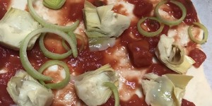Beitragsbild des Blogbeitrags Pizza mit  Artischocke, Rucola, getrocknetem SchweineFilet und Grana 