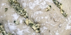 Beitragsbild des Blogbeitrags Schnelles Brotrezept mit Kräuterbutter