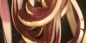 Beitragsbild des Blogbeitrags Gebratener Radicchio di Treviso mit Bergkäse und Mortandela