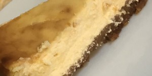 Beitragsbild des Blogbeitrags Zitronencheesecake mit Zitronen-Karamellboden 