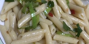 Beitragsbild des Blogbeitrags Penne mit Knoblauch, Lauch, Piri Piri und viiiiiiiiiiiel Olivenöl