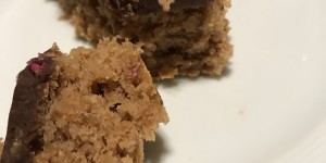 Beitragsbild des Blogbeitrags Supersaftige Walnusstorte ohne Mehl (glutenfrei) mit Haselnusscreme