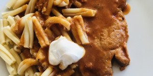 Beitragsbild des Blogbeitrags Herzhaft: Paprikaschnitzerl mit Nudeln