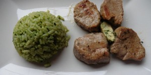 Beitragsbild des Blogbeitrags Schweinefilet mit Kräuterbutter und Bärlauchpestoreis