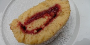 Beitragsbild des Blogbeitrags Biskuitroulade aus Die Österreichische Küche 