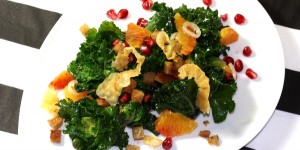 Beitragsbild des Blogbeitrags Obers trifft Sahne: Grünkohl mit Blutorange und Granatapfel, Lardo und geröstetem Brot