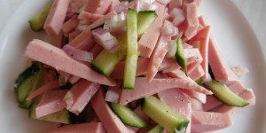 Beitragsbild des Blogbeitrags Einfach, aber gut und gut bei Hitze! Wurstsalat ohne Schnickschnack! 