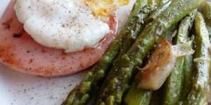 Beitragsbild des Blogbeitrags Grüner Spargel aus der Pfanne, Wurstradl und Spiegelei