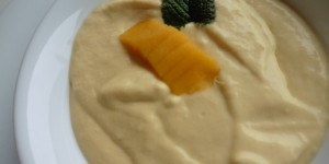 Beitragsbild des Blogbeitrags Mangocreme mit Topfen und Schlagobers 