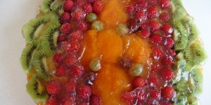 Beitragsbild des Blogbeitrags Sonntagskuchen vom 5. Juli, Biskuittorte mit frischen Früchten