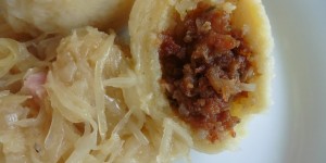 Beitragsbild des Blogbeitrags Grammelknödel aus Erdäpfelteig – natürlich selbstgemacht!