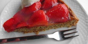 Beitragsbild des Blogbeitrags Feiertagskuchen: Erdbeerkuchen mit Mandelteig ohne Mehl