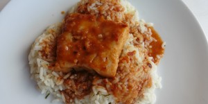 Beitragsbild des Blogbeitrags Polardorsch in scharfer Paprika-Chilisauce und Kräuterreis