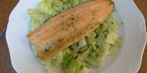 Beitragsbild des Blogbeitrags Leichte und gesunde Sommerküche: Gegrilltes Lachsforellenfilet auf Blattsalat 