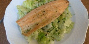 Beitragsbild des Blogbeitrags Leichte und gesunde Sommerküche: Gegrilltes Lachsforellenfilet auf Blattsalat