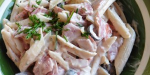 Beitragsbild des Blogbeitrags Für den kleinen Hunger: Nudelsalat mit Salami und Oliven